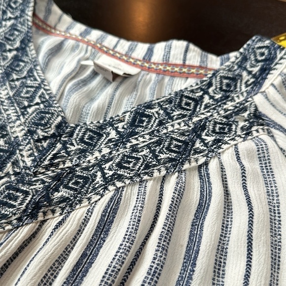 Knox Rose Blue and White embroidered v neck Neck Flutter Sleeve Top - Picture 7 of 7